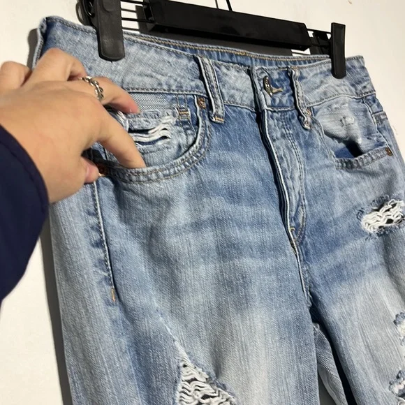 American Eagle Light Wash Distressed Tomgirl Denim Jeans Size 2 - Picture 4 of 11